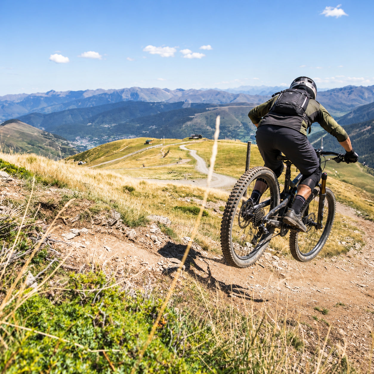 Vététiste sur un sentier de montagne